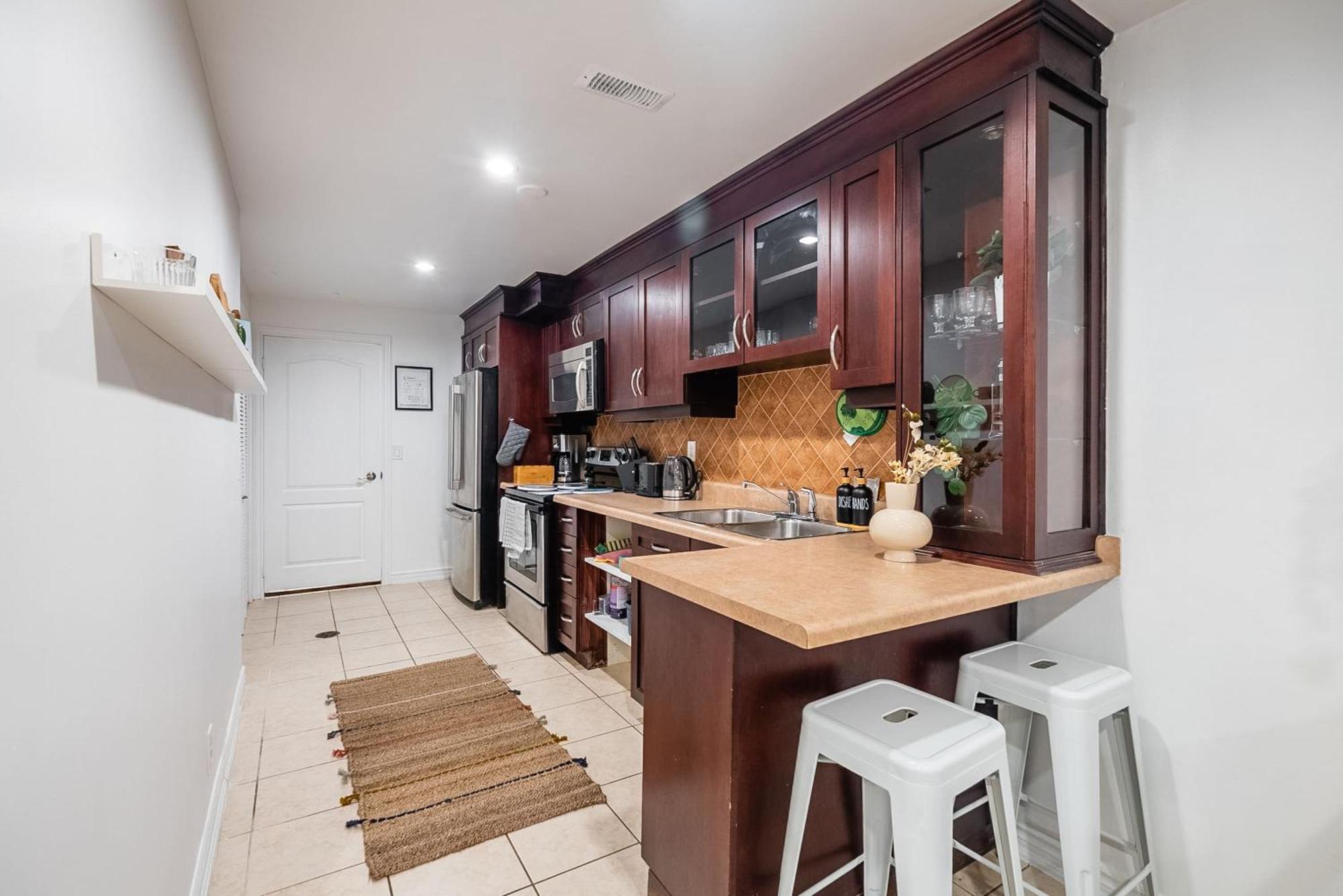 Basement Suite With Private Patio In Davenport Toronto Exterior foto
