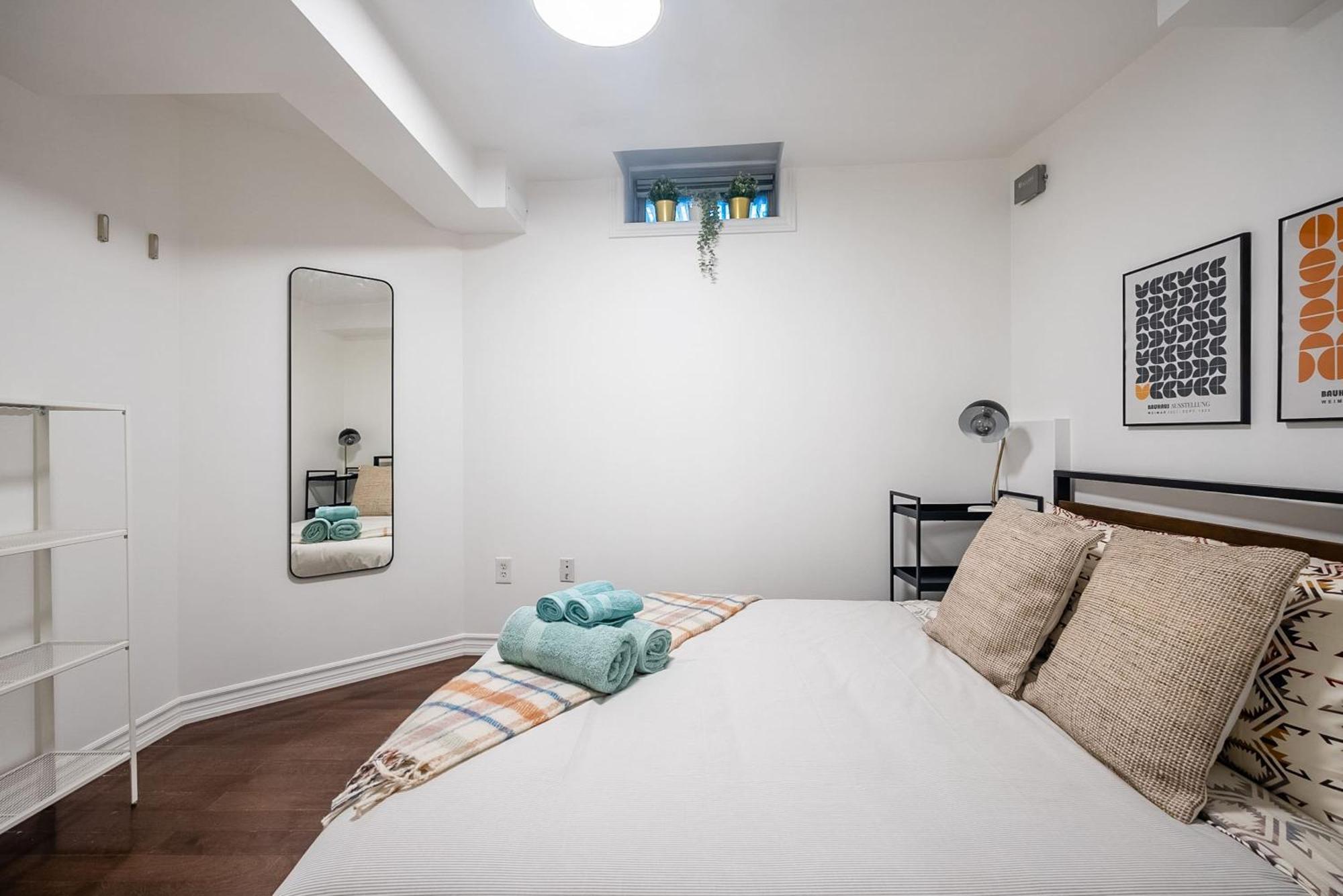 Basement Suite With Private Patio In Davenport Toronto Exterior foto