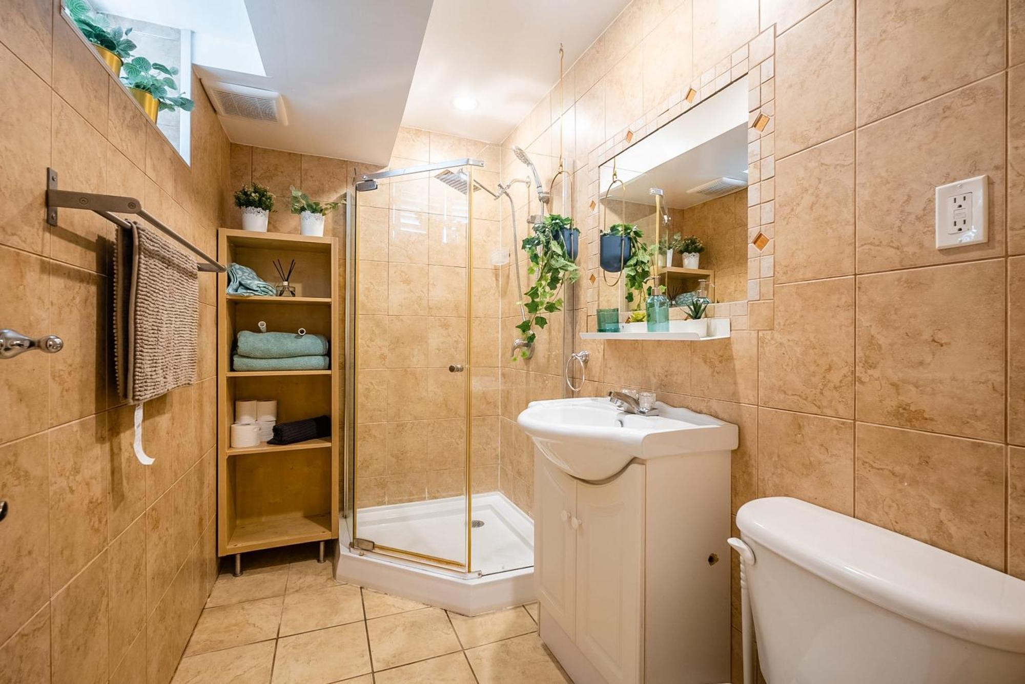 Basement Suite With Private Patio In Davenport Toronto Exterior foto